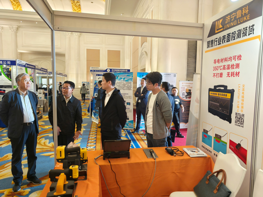 Deputy director general Gang Chen visited Luke's booth during NDT exhibition